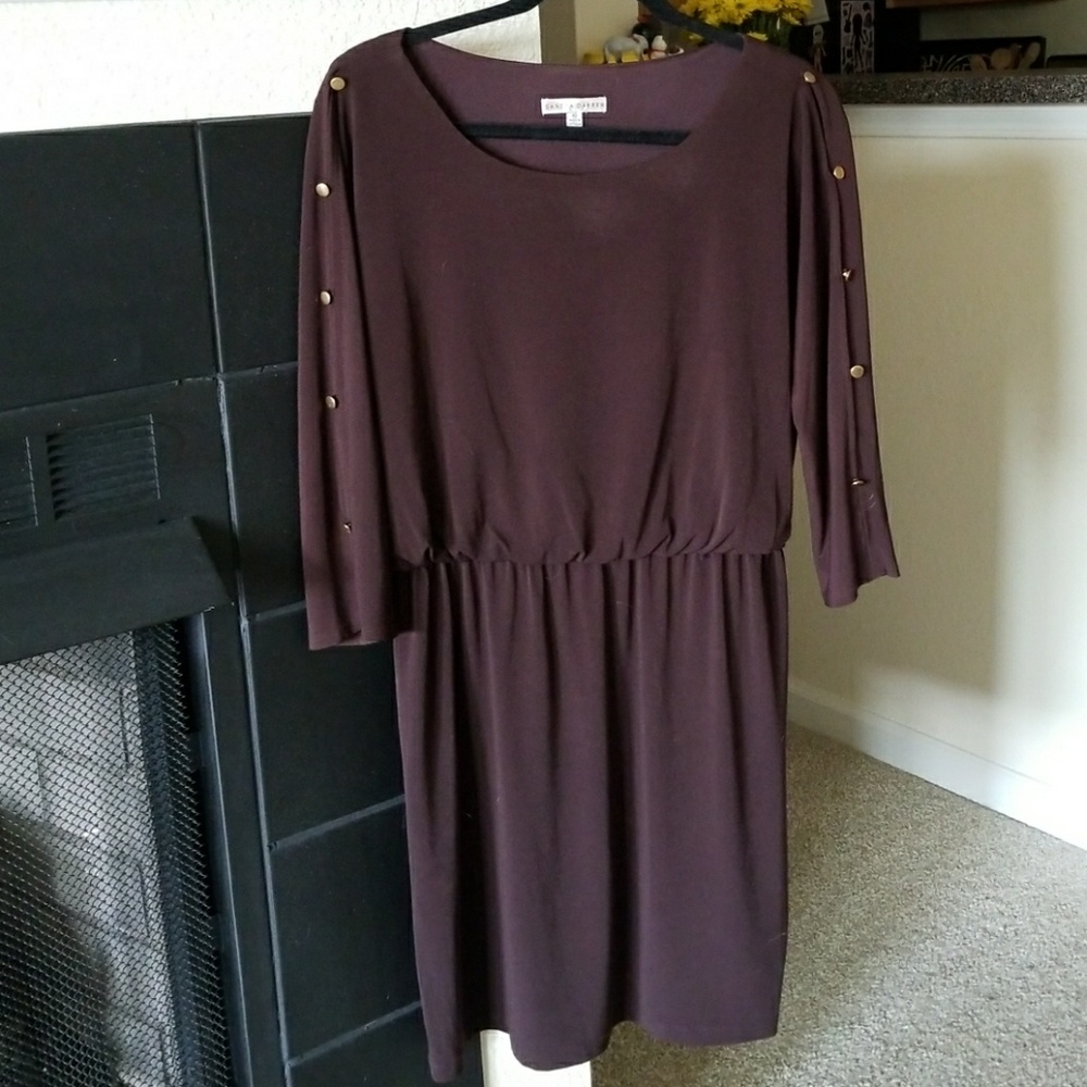 Great office dress w/ gold link belt